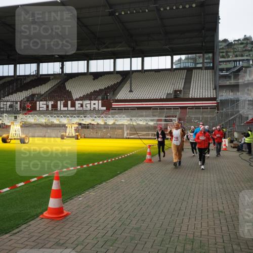 07.12.2025 - St. Pauli X-Mass-Run No. 15 Fabian Wolf http://msf.ph/oto/9397030 07.12.2025 10:42:35 Ziel 519, 563, 625, 1272, 1358, 1434, 2012, 2013, 2061, 2155, 2157, 2621, 2622, 2722, 2931, 3399, 4394 meine-sportfotos.de