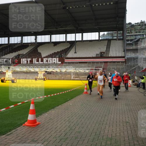 07.12.2025 - St. Pauli X-Mass-Run No. 15 Fabian Wolf http://msf.ph/oto/9397031 07.12.2025 10:42:35 Ziel 519, 563, 625, 1272, 1358, 1434, 2012, 2013, 2061, 2155, 2157, 2621, 2622, 2722, 2931, 3399, 4394 meine-sportfotos.de