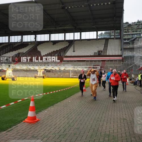 07.12.2025 - St. Pauli X-Mass-Run No. 15 Fabian Wolf http://msf.ph/oto/9397035 07.12.2025 10:42:36 Ziel 519, 563, 625, 1272, 1358, 1434, 2012, 2013, 2061, 2155, 2157, 2621, 2622, 2722, 2931, 3399, 4394, 4594 meine-sportfotos.de