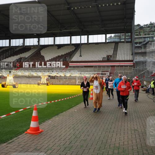 07.12.2025 - St. Pauli X-Mass-Run No. 15 Fabian Wolf http://msf.ph/oto/9397037 07.12.2025 10:42:36 Ziel 519, 563, 625, 1272, 1358, 1434, 2012, 2013, 2061, 2155, 2157, 2621, 2622, 2722, 2931, 3399, 4394, 4594 meine-sportfotos.de