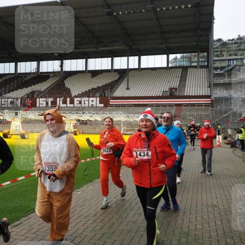 07.12.2025 - St. Pauli X-Mass-Run No. 15 Fabian Wolf http://msf.ph/oto/9397045 07.12.2025 10:42:39 Ziel 519, 563, 625, 1272, 1358, 1434, 2012, 2013, 2061, 2155, 2157, 2621, 2622, 2722, 4394, 4594 meine-sportfotos.de