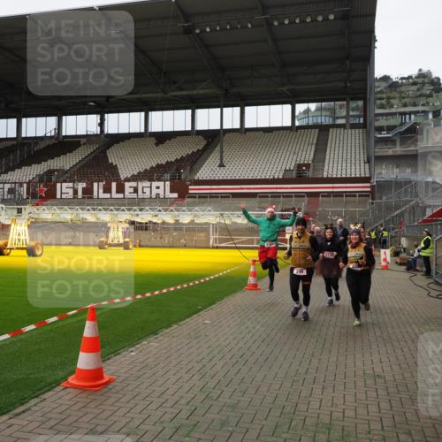 07.12.2025 - St. Pauli X-Mass-Run No. 15 Fabian Wolf http://msf.ph/oto/9397097 07.12.2025 10:42:58 Ziel 296, 598, 604, 1758, 2336, 2337, 2802, 2901, 3381, 4161, 4621, 4857 meine-sportfotos.de