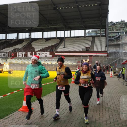 07.12.2025 - St. Pauli X-Mass-Run No. 15 Fabian Wolf http://msf.ph/oto/9397103 07.12.2025 10:43:00 Ziel 296, 598, 604, 1758, 2336, 2337, 2802, 2901, 3381, 4161, 4621, 4857 meine-sportfotos.de