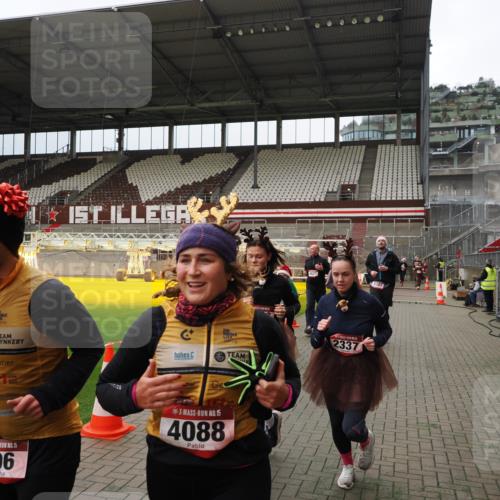 07.12.2025 - St. Pauli X-Mass-Run No. 15 Fabian Wolf http://msf.ph/oto/9397107 07.12.2025 10:43:01 Ziel 296, 604, 1758, 2336, 2337, 2802, 2901, 3381, 4161, 4621, 4857 meine-sportfotos.de