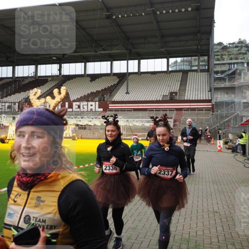 07.12.2025 - St. Pauli X-Mass-Run No. 15 Fabian Wolf http://msf.ph/oto/9397108 07.12.2025 10:43:01 Ziel 296, 604, 1758, 2336, 2337, 2802, 2901, 3381, 4161, 4621, 4857 meine-sportfotos.de