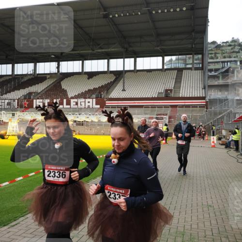 07.12.2025 - St. Pauli X-Mass-Run No. 15 Fabian Wolf http://msf.ph/oto/9397110 07.12.2025 10:43:01 Ziel 296, 604, 1758, 2336, 2337, 2802, 2901, 3381, 4161, 4621, 4857 meine-sportfotos.de