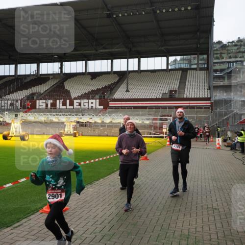 07.12.2025 - St. Pauli X-Mass-Run No. 15 Fabian Wolf http://msf.ph/oto/9397114 07.12.2025 10:43:02 Ziel 296, 1301, 2336, 2337, 2802, 2901, 3381, 4161, 4621 meine-sportfotos.de