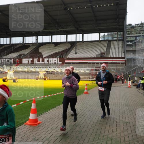 07.12.2025 - St. Pauli X-Mass-Run No. 15 Fabian Wolf http://msf.ph/oto/9397115 07.12.2025 10:43:02 Ziel 296, 1301, 2336, 2337, 2802, 2901, 3381, 4161, 4621 meine-sportfotos.de