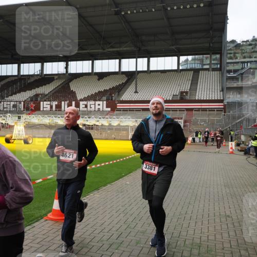 07.12.2025 - St. Pauli X-Mass-Run No. 15 Fabian Wolf http://msf.ph/oto/9397118 07.12.2025 10:43:03 Ziel 296, 1301, 2336, 2337, 2802, 2901, 3381, 4161, 4621 meine-sportfotos.de