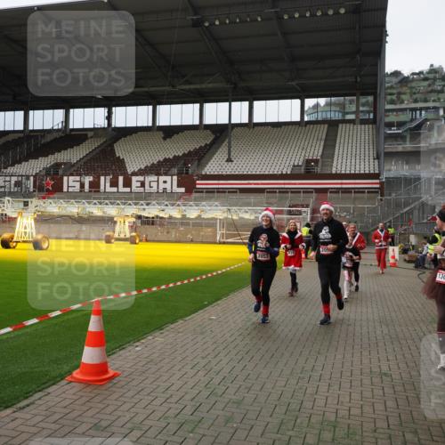 07.12.2025 - St. Pauli X-Mass-Run No. 15 Fabian Wolf http://msf.ph/oto/9397124 07.12.2025 10:43:11 Ziel 296, 1053, 1301, 1616, 1814, 1936, 2052, 2053, 2336, 2337, 2724, 2726, 2761, 2762, 2802, 2901, 3381, 4161, 4621 meine-sportfotos.de
