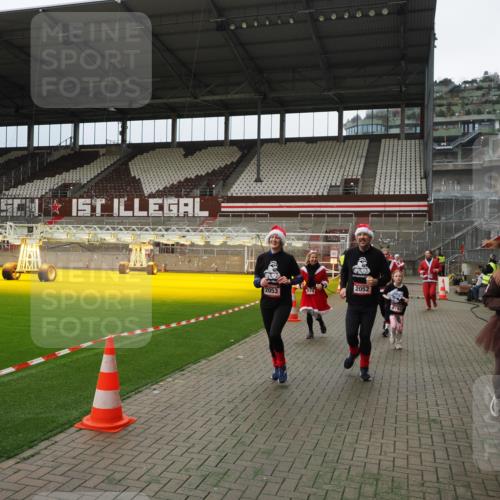 07.12.2025 - St. Pauli X-Mass-Run No. 15 Fabian Wolf http://msf.ph/oto/9397125 07.12.2025 10:43:12 Ziel 296, 1053, 1301, 1616, 1814, 1936, 2052, 2053, 2336, 2337, 2724, 2726, 2761, 2762, 2802, 2901, 3381, 4161, 4621 meine-sportfotos.de