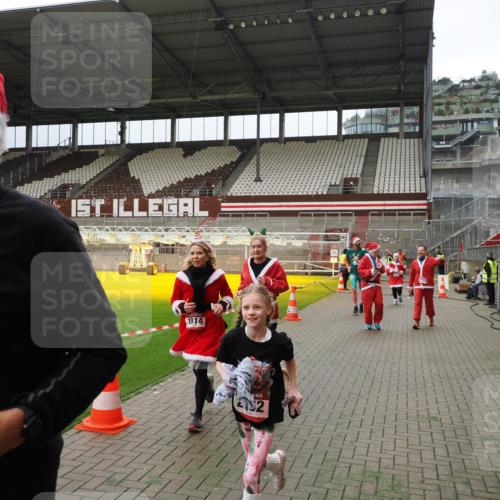 07.12.2025 - St. Pauli X-Mass-Run No. 15 Fabian Wolf http://msf.ph/oto/9397133 07.12.2025 10:43:14 Ziel 1053, 1301, 1616, 1814, 1936, 2052, 2053, 2724, 2726, 2761, 2762, 2802, 2901, 3381, 4621 meine-sportfotos.de