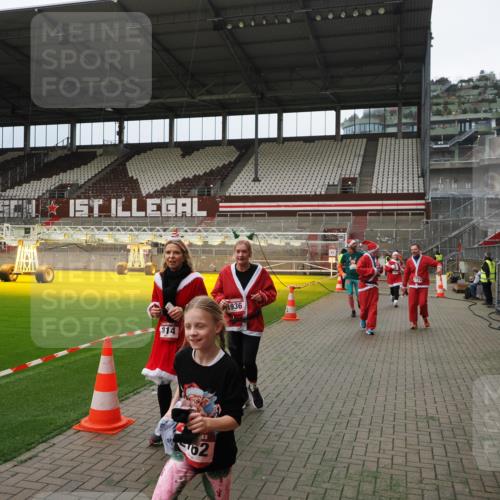 07.12.2025 - St. Pauli X-Mass-Run No. 15 Fabian Wolf http://msf.ph/oto/9397134 07.12.2025 10:43:14 Ziel 1053, 1301, 1616, 1814, 1936, 2052, 2053, 2724, 2726, 2761, 2762, 2802, 2901, 3381, 4621 meine-sportfotos.de