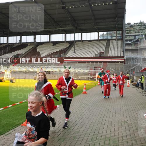 07.12.2025 - St. Pauli X-Mass-Run No. 15 Fabian Wolf http://msf.ph/oto/9397135 07.12.2025 10:43:15 Ziel 1053, 1301, 1616, 1814, 1936, 2052, 2053, 2724, 2726, 2761, 2762, 2802, 2901, 3381, 4621 meine-sportfotos.de