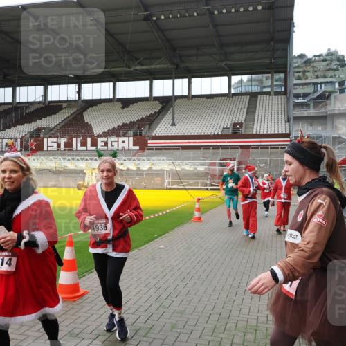 07.12.2025 - St. Pauli X-Mass-Run No. 15 Fabian Wolf http://msf.ph/oto/9397136 07.12.2025 10:43:15 Ziel 1053, 1301, 1616, 1814, 1936, 2052, 2053, 2724, 2726, 2761, 2762, 2802, 2901, 3381, 4621 meine-sportfotos.de