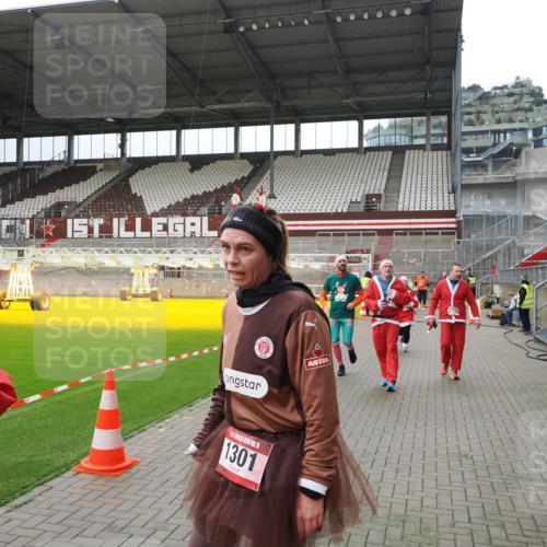 07.12.2025 - St. Pauli X-Mass-Run No. 15 Fabian Wolf http://msf.ph/oto/9397140 07.12.2025 10:43:16 Ziel 1053, 1301, 1616, 1814, 1936, 2052, 2053, 2724, 2726, 2761, 2762, 2802, 2901, 4621 meine-sportfotos.de