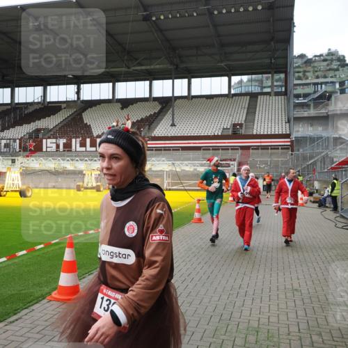 07.12.2025 - St. Pauli X-Mass-Run No. 15 Fabian Wolf http://msf.ph/oto/9397141 07.12.2025 10:43:16 Ziel 1053, 1301, 1616, 1814, 1936, 2052, 2053, 2724, 2726, 2761, 2762, 2802, 2901, 4621 meine-sportfotos.de