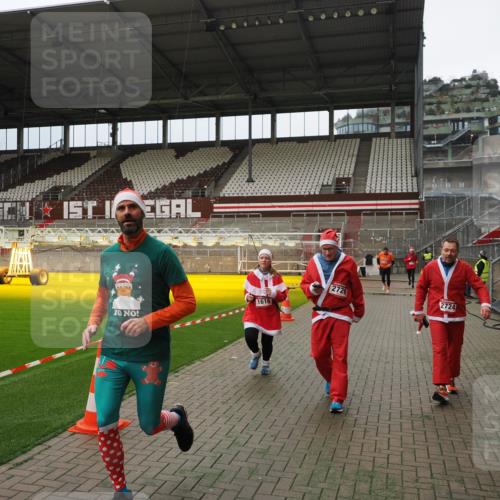 07.12.2025 - St. Pauli X-Mass-Run No. 15 Fabian Wolf http://msf.ph/oto/9397144 07.12.2025 10:43:18 Ziel 1053, 1301, 1616, 1814, 1936, 2052, 2053, 2724, 2726, 2761, 2762, 3022, 3038 meine-sportfotos.de