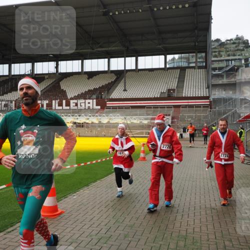 07.12.2025 - St. Pauli X-Mass-Run No. 15 Fabian Wolf http://msf.ph/oto/9397145 07.12.2025 10:43:18 Ziel 1053, 1301, 1616, 1814, 1936, 2052, 2053, 2724, 2726, 2761, 2762, 3022, 3038 meine-sportfotos.de