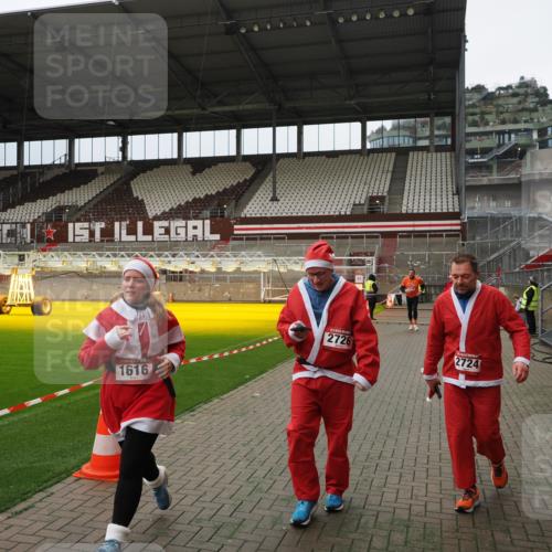 07.12.2025 - St. Pauli X-Mass-Run No. 15 Fabian Wolf http://msf.ph/oto/9397148 07.12.2025 10:43:19 Ziel 1053, 1301, 1616, 1814, 1936, 2052, 2053, 2724, 2726, 2761, 2762, 3022, 3038 meine-sportfotos.de