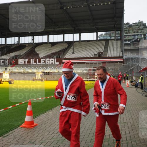 07.12.2025 - St. Pauli X-Mass-Run No. 15 Fabian Wolf http://msf.ph/oto/9397152 07.12.2025 10:43:20 Ziel 1053, 1301, 1616, 1814, 1936, 2052, 2053, 2724, 2726, 2761, 2762, 3022, 3038 meine-sportfotos.de