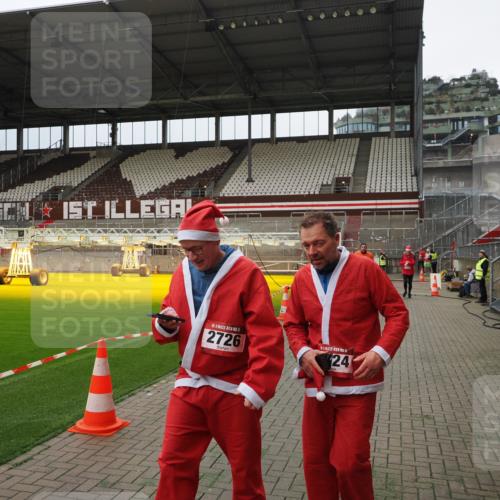 07.12.2025 - St. Pauli X-Mass-Run No. 15 Fabian Wolf http://msf.ph/oto/9397153 07.12.2025 10:43:20 Ziel 1053, 1301, 1616, 1814, 1936, 2052, 2053, 2724, 2726, 2761, 2762, 3022, 3038 meine-sportfotos.de