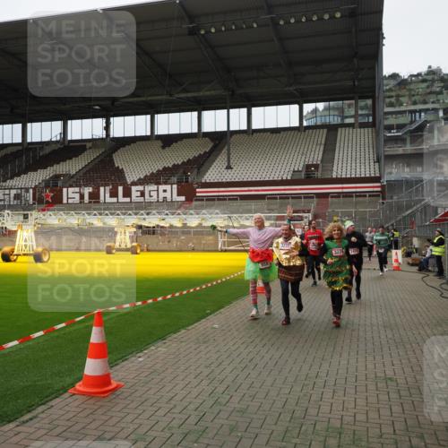 07.12.2025 - St. Pauli X-Mass-Run No. 15 Fabian Wolf http://msf.ph/oto/9397170 07.12.2025 10:43:31 Ziel 74, 559, 1053, 1616, 2459, 2487, 2647, 3022, 3038, 3226, 3237, 4104 meine-sportfotos.de