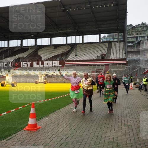 07.12.2025 - St. Pauli X-Mass-Run No. 15 Fabian Wolf http://msf.ph/oto/9397173 07.12.2025 10:43:32 Ziel 74, 84, 559, 2459, 2487, 2647, 3022, 3038, 3226, 3237, 4104 meine-sportfotos.de