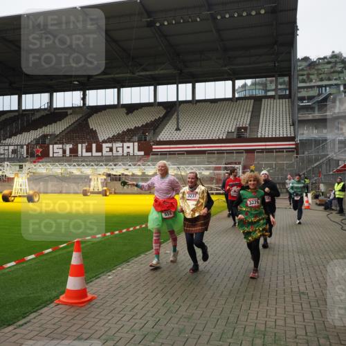 07.12.2025 - St. Pauli X-Mass-Run No. 15 Fabian Wolf http://msf.ph/oto/9397174 07.12.2025 10:43:32 Ziel 74, 84, 559, 2459, 2487, 2647, 3022, 3038, 3226, 3237, 4104 meine-sportfotos.de