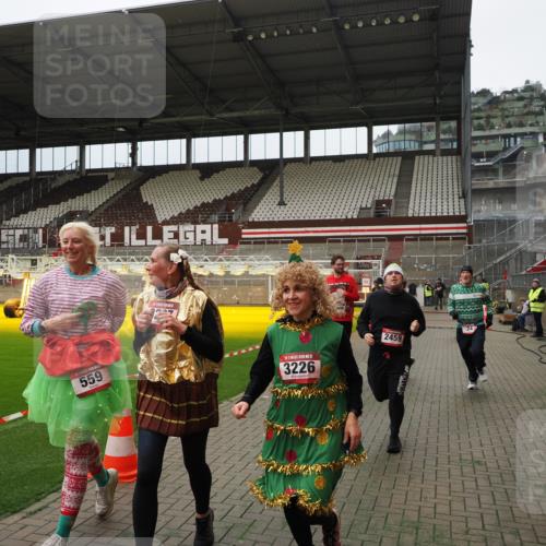 07.12.2025 - St. Pauli X-Mass-Run No. 15 Fabian Wolf http://msf.ph/oto/9397180 07.12.2025 10:43:33 Ziel 74, 84, 559, 706, 2459, 2487, 2647, 3022, 3038, 3226, 3237, 4104 meine-sportfotos.de