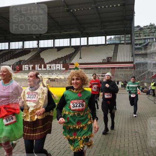 07.12.2025 - St. Pauli X-Mass-Run No. 15 Fabian Wolf http://msf.ph/oto/9397181 07.12.2025 10:43:33 Ziel 74, 84, 559, 706, 2459, 2487, 2647, 3022, 3038, 3226, 3237, 4104 meine-sportfotos.de