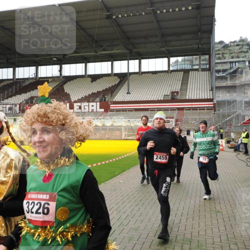 07.12.2025 - St. Pauli X-Mass-Run No. 15 Fabian Wolf http://msf.ph/oto/9397183 07.12.2025 10:43:34 Ziel 74, 84, 559, 706, 2459, 2487, 2647, 3022, 3038, 3226, 3237, 4104 meine-sportfotos.de