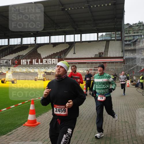 07.12.2025 - St. Pauli X-Mass-Run No. 15 Fabian Wolf http://msf.ph/oto/9397186 07.12.2025 10:43:34 Ziel 74, 84, 559, 706, 2459, 2487, 2647, 3022, 3038, 3226, 3237, 4104 meine-sportfotos.de
