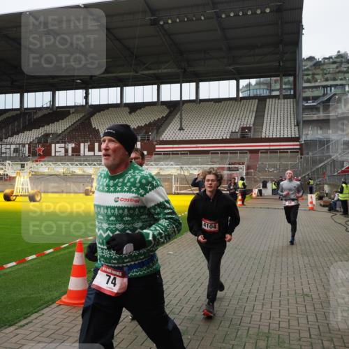 07.12.2025 - St. Pauli X-Mass-Run No. 15 Fabian Wolf http://msf.ph/oto/9397189 07.12.2025 10:43:35 Ziel 74, 84, 559, 706, 2459, 2487, 2647, 3022, 3038, 3226, 3237, 4104 meine-sportfotos.de