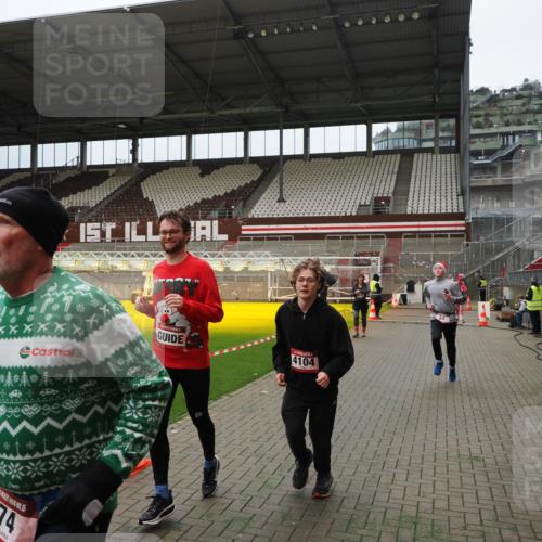 07.12.2025 - St. Pauli X-Mass-Run No. 15 Fabian Wolf http://msf.ph/oto/9397190 07.12.2025 10:43:35 Ziel 74, 84, 559, 706, 2459, 2487, 2647, 3022, 3038, 3226, 3237, 4104 meine-sportfotos.de