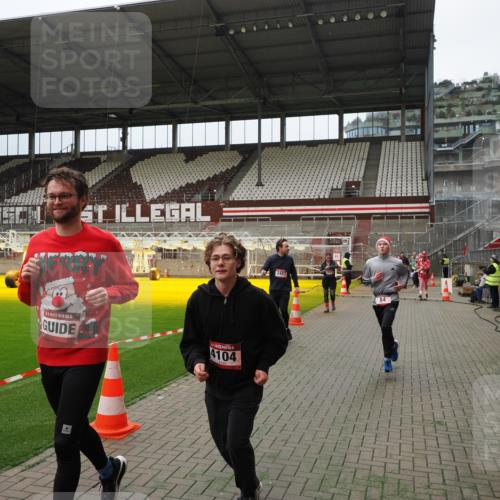 07.12.2025 - St. Pauli X-Mass-Run No. 15 Fabian Wolf http://msf.ph/oto/9397192 07.12.2025 10:43:35 Ziel 74, 84, 559, 706, 2459, 2487, 2647, 3022, 3038, 3226, 3237, 4104 meine-sportfotos.de