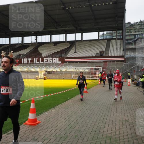 07.12.2025 - St. Pauli X-Mass-Run No. 15 Fabian Wolf http://msf.ph/oto/9397203 07.12.2025 10:43:40 Ziel 74, 84, 559, 706, 1913, 2459, 2487, 2647, 2767, 3100, 3226, 3237, 4095, 4096, 4104 meine-sportfotos.de