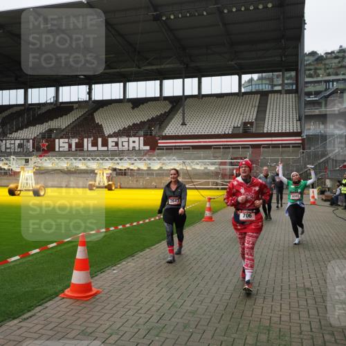 07.12.2025 - St. Pauli X-Mass-Run No. 15 Fabian Wolf http://msf.ph/oto/9397204 07.12.2025 10:43:42 Ziel 74, 84, 559, 706, 1913, 2459, 2487, 2647, 2767, 3100, 3226, 3237, 4095, 4096, 4104 meine-sportfotos.de