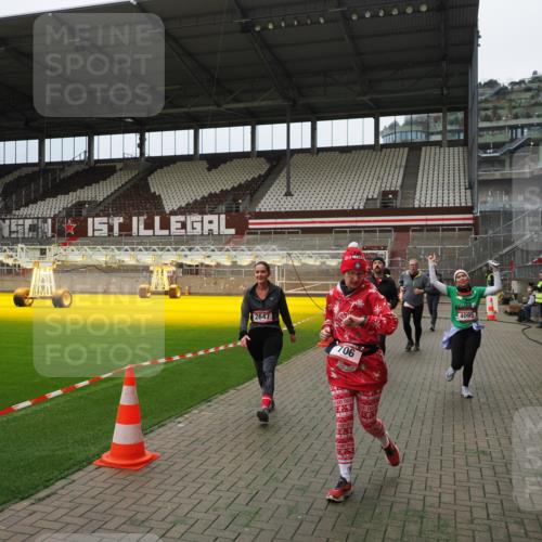 07.12.2025 - St. Pauli X-Mass-Run No. 15 Fabian Wolf http://msf.ph/oto/9397206 07.12.2025 10:43:42 Ziel 74, 84, 559, 706, 1913, 2459, 2487, 2647, 2767, 3100, 3226, 3237, 4095, 4096, 4104 meine-sportfotos.de