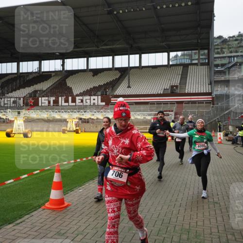 07.12.2025 - St. Pauli X-Mass-Run No. 15 Fabian Wolf http://msf.ph/oto/9397209 07.12.2025 10:43:43 Ziel 74, 84, 559, 706, 1913, 2459, 2487, 2647, 2767, 3100, 3226, 3237, 4095, 4096, 4104 meine-sportfotos.de