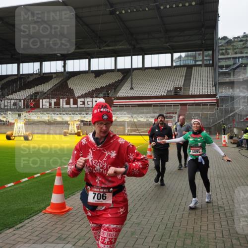 07.12.2025 - St. Pauli X-Mass-Run No. 15 Fabian Wolf http://msf.ph/oto/9397210 07.12.2025 10:43:43 Ziel 74, 84, 559, 706, 1913, 2459, 2487, 2647, 2767, 3100, 3226, 3237, 4095, 4096, 4104 meine-sportfotos.de
