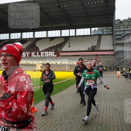 07.12.2025 - St. Pauli X-Mass-Run No. 15 Fabian Wolf http://msf.ph/oto/9397212 07.12.2025 10:43:43 Ziel 74, 84, 559, 706, 1913, 2459, 2487, 2647, 2767, 3100, 3226, 3237, 4095, 4096, 4104 meine-sportfotos.de