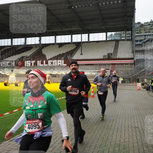 07.12.2025 - St. Pauli X-Mass-Run No. 15 Fabian Wolf http://msf.ph/oto/9397216 07.12.2025 10:43:44 Ziel 74, 84, 559, 706, 1913, 2459, 2487, 2647, 2767, 3100, 3226, 3237, 4095, 4096, 4104 meine-sportfotos.de