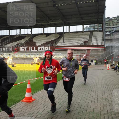 07.12.2025 - St. Pauli X-Mass-Run No. 15 Fabian Wolf http://msf.ph/oto/9397220 07.12.2025 10:43:45 Ziel 74, 84, 559, 706, 1913, 2459, 2487, 2647, 2767, 3100, 4095, 4096, 4104 meine-sportfotos.de