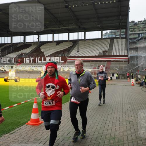 07.12.2025 - St. Pauli X-Mass-Run No. 15 Fabian Wolf http://msf.ph/oto/9397221 07.12.2025 10:43:45 Ziel 74, 84, 559, 706, 1913, 2459, 2487, 2647, 2767, 3100, 4095, 4096, 4104 meine-sportfotos.de
