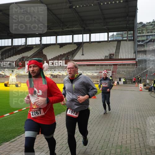 07.12.2025 - St. Pauli X-Mass-Run No. 15 Fabian Wolf http://msf.ph/oto/9397222 07.12.2025 10:43:45 Ziel 74, 84, 559, 706, 1913, 2459, 2487, 2647, 2767, 3100, 4095, 4096, 4104 meine-sportfotos.de
