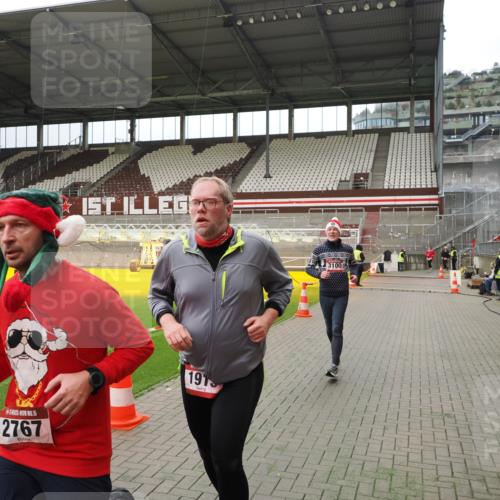 07.12.2025 - St. Pauli X-Mass-Run No. 15 Fabian Wolf http://msf.ph/oto/9397223 07.12.2025 10:43:45 Ziel 74, 84, 559, 706, 1913, 2459, 2487, 2647, 2767, 3100, 4095, 4096, 4104 meine-sportfotos.de