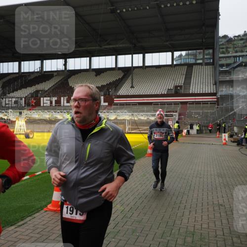 07.12.2025 - St. Pauli X-Mass-Run No. 15 Fabian Wolf http://msf.ph/oto/9397224 07.12.2025 10:43:46 Ziel 74, 84, 706, 1913, 2487, 2647, 2767, 3100, 4095, 4096, 4104 meine-sportfotos.de