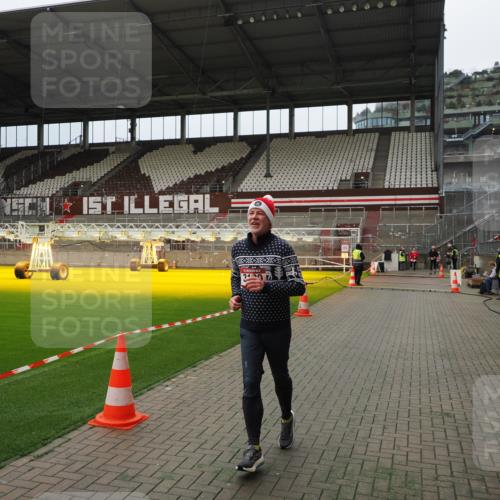 07.12.2025 - St. Pauli X-Mass-Run No. 15 Fabian Wolf http://msf.ph/oto/9397228 07.12.2025 10:43:46 Ziel 74, 84, 706, 1913, 2487, 2647, 2767, 3100, 4095, 4096, 4104 meine-sportfotos.de
