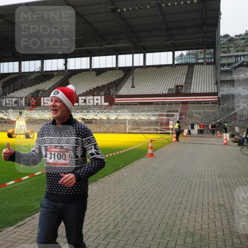 07.12.2025 - St. Pauli X-Mass-Run No. 15 Fabian Wolf http://msf.ph/oto/9397231 07.12.2025 10:43:47 Ziel 74, 84, 706, 1913, 2487, 2647, 2767, 3100, 4095, 4096 meine-sportfotos.de
